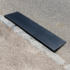 DEMA Nájazdová rampa na obrubník 90x8x0,8 cm