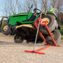 Ručný zdvihák určený na zdvíhanie traktorovej kosačky, záhradného traktora či štvorkolky. Vretenový pohon, s možnosťou sklopenia v prípade nepoužívania. Vyrobený komplet z kovu, určený na údržbu traktora, čistenie kosačky či výmenu pneumatík.